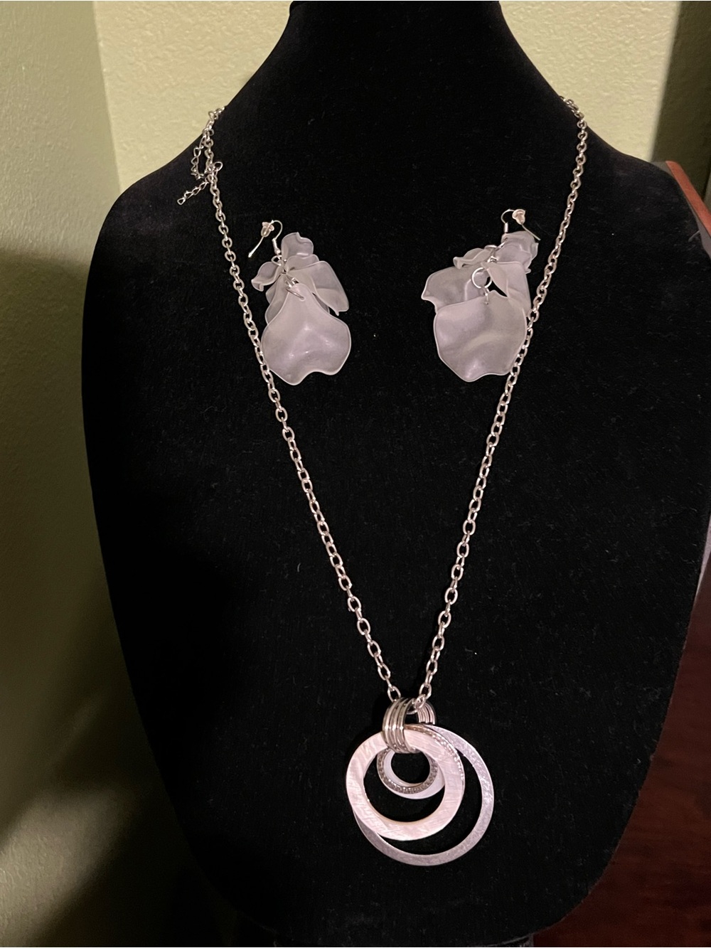 Silver-tone Floral Drop Earrings and Triple Ring Pendant Necklace - White